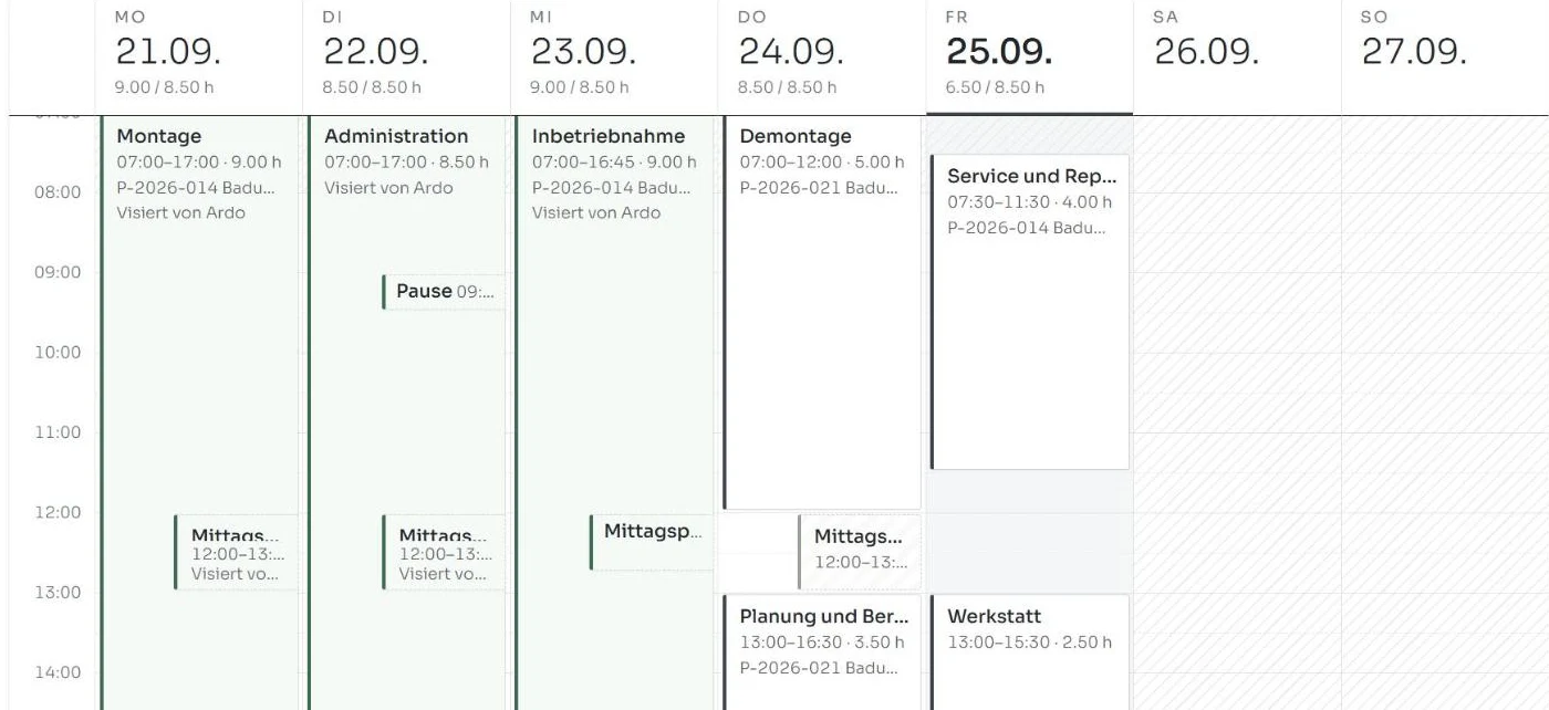 Stundenerfassung in Kuono: Wochenansicht mit Arbeitszeiten je Projekt und Leistungsart, teils bereits visiert
