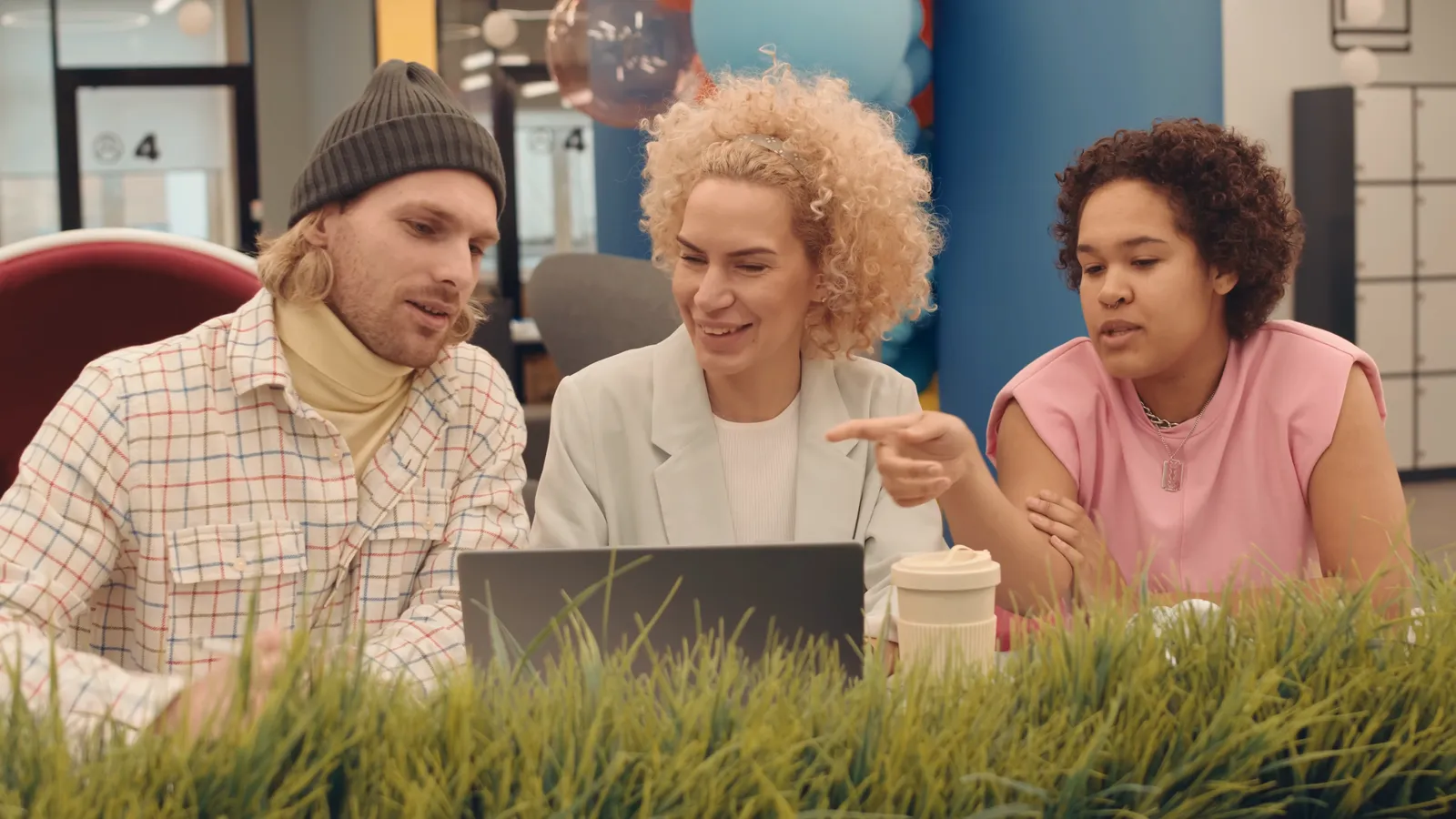 Ein kleines Team bespricht am Laptop eine Offerte